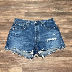 Levi’s 501 Medium Wash Distressed Shorts W32